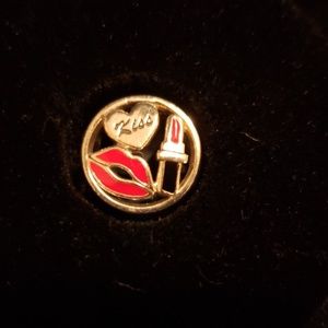 Glamour Kiss Charm new